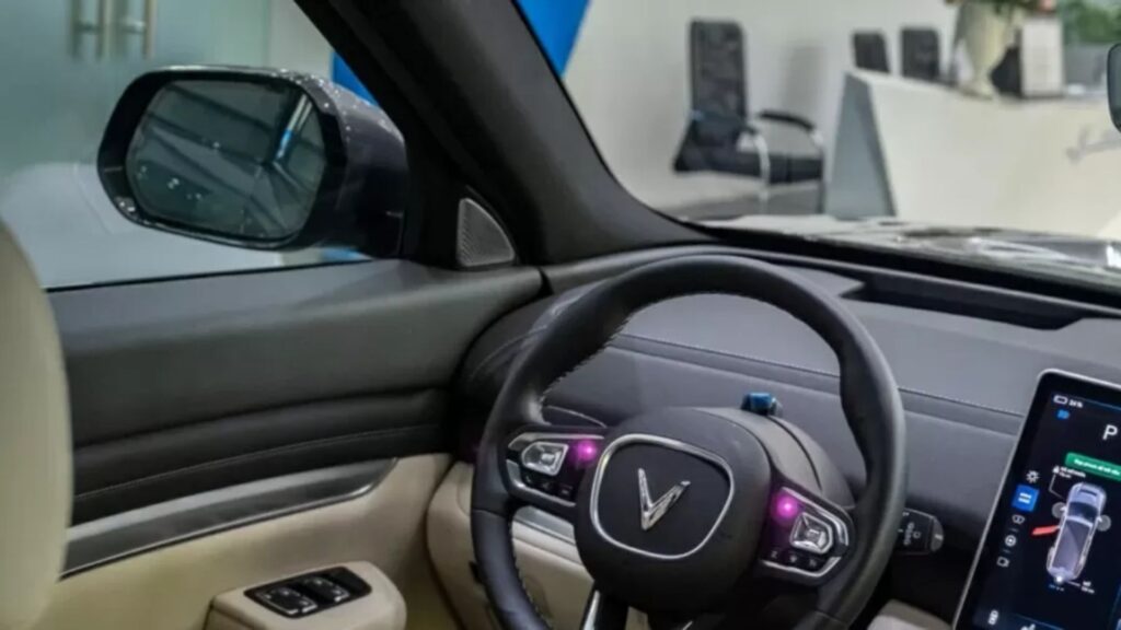 Retrovisor com ajuste automático.