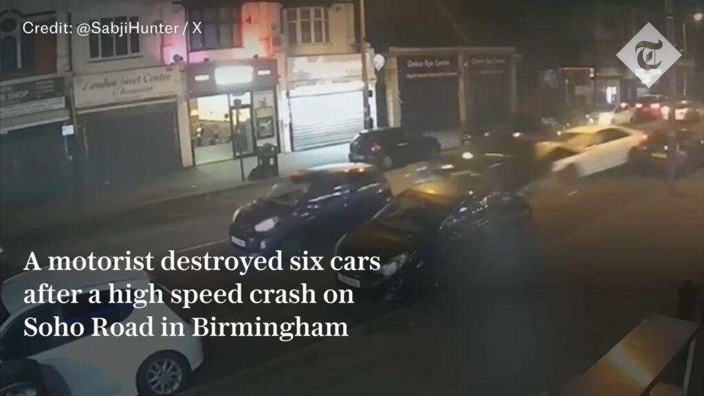 Audi em alta velocidade atinge 6 veículos.