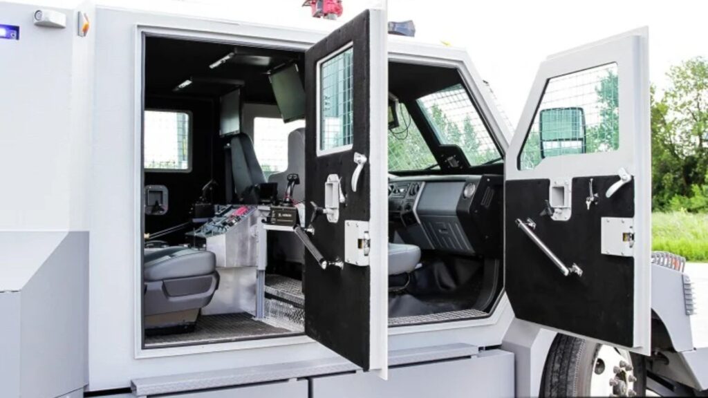 Caminhão blindado interior.