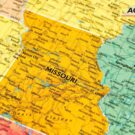 Caminhão dos bombeiros roda na pista congelada nos EUA!