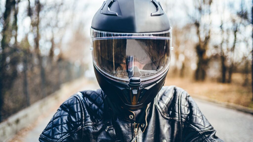 O que acontece se pilotar a moto sem capacete?