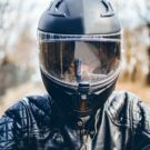 O que acontece se pilotar a moto sem capacete?