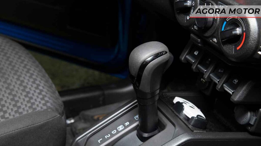 Usar a marcha lenta ou a aceleração para segurar o carro em aclives