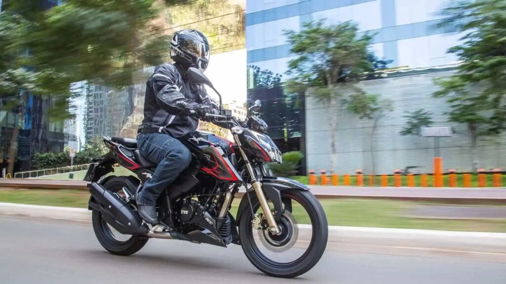 Apache RTR 200.
