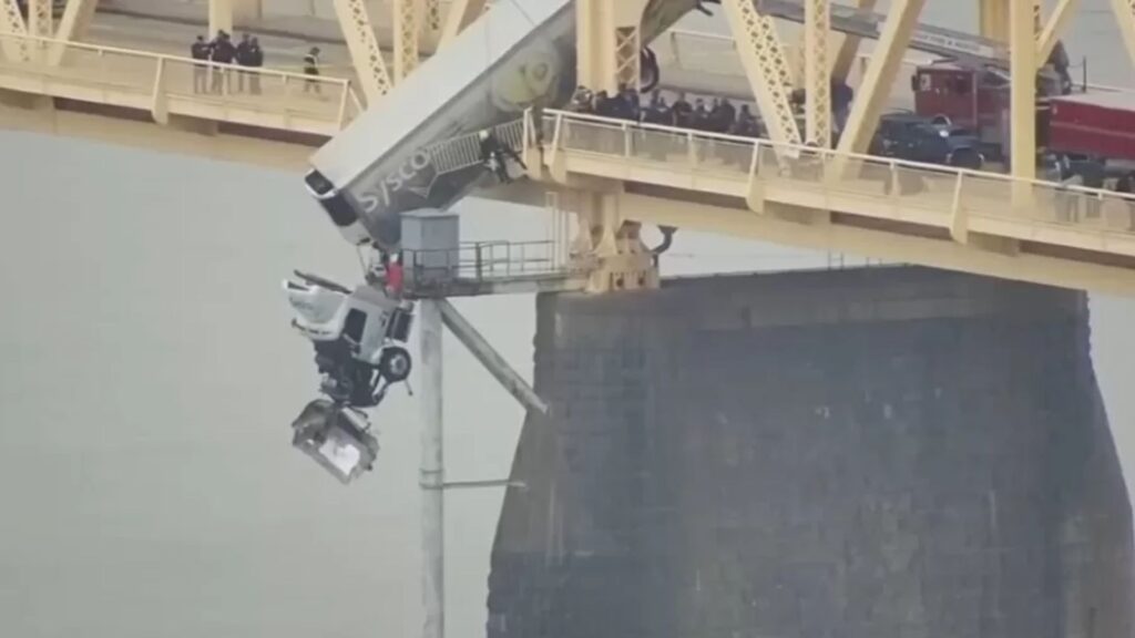 Assustador: Caminhão fica pendurado em ponte e tem até resgate de arpéu.