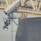 Assustador: Caminhão fica pendurado em ponte e tem até resgate de arpéu.