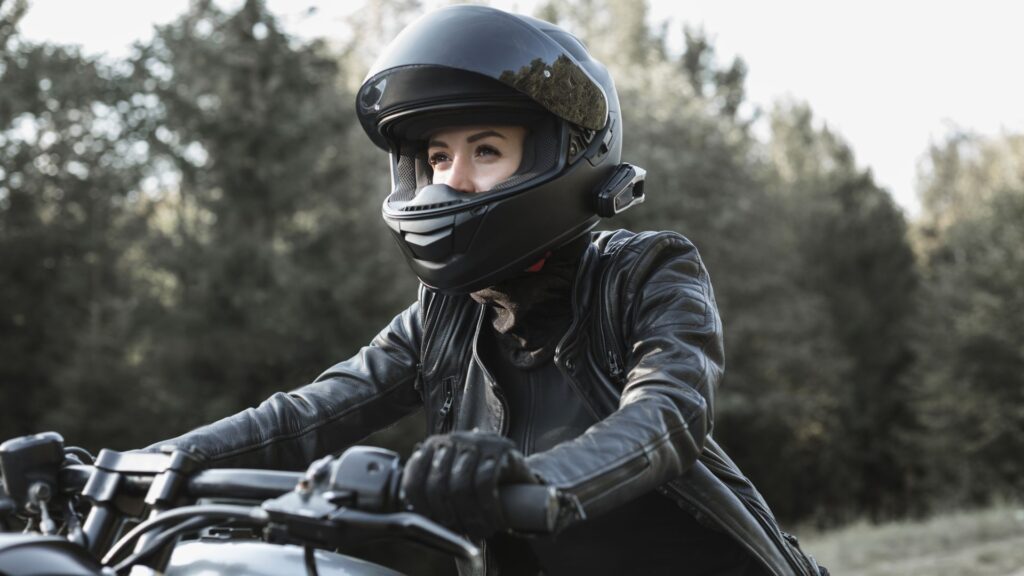 Mulher pilotando moto.