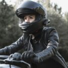 Mulher pilotando moto.