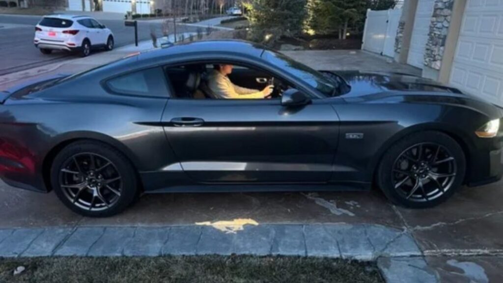 Pai presenteia filho com Mustang, para ele aproveitar seus últimos dias de vida com estilo.