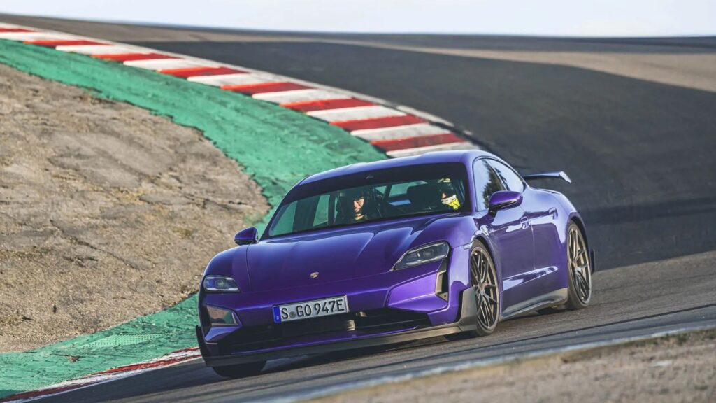 Porsche Taycan Turbo GT 2025 acelerando.