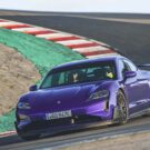 Porsche Taycan Turbo GT 2025 acelerando.