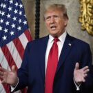 Trump quer taxar carros chineses em 100%.