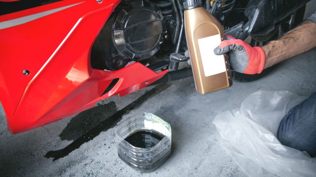 Quando você deve trocar o óleo do motor da moto.