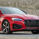 Audi vermelha em montanhas.