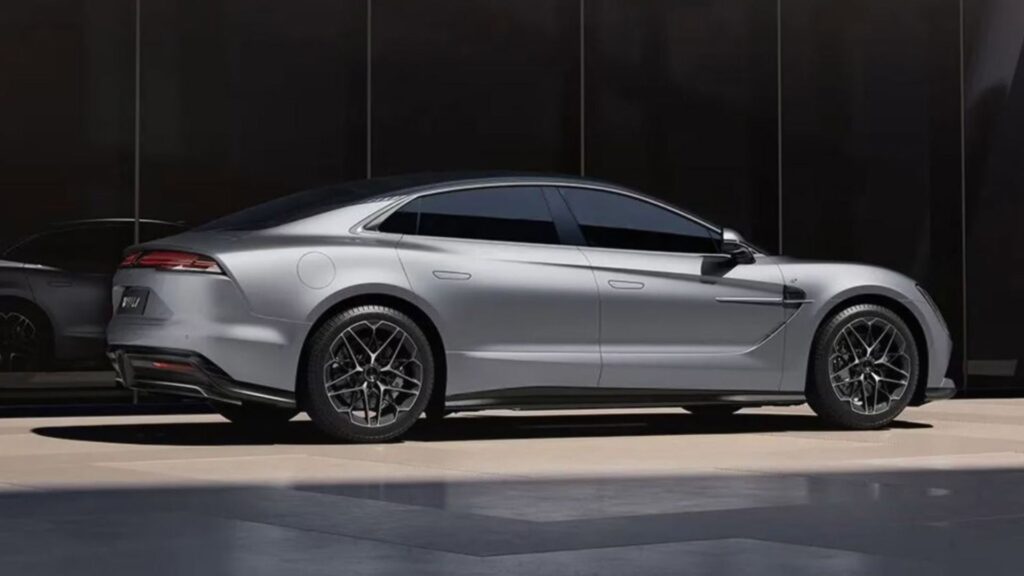 byd yangwang u7 lateral