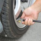 Calibrando pneu.