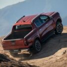 Picape marrom subindo morro