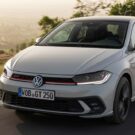 Volkswagen Polo branco.