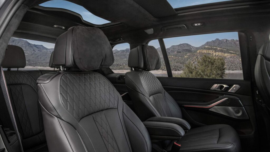 Segunda e terceira fila de bancos.