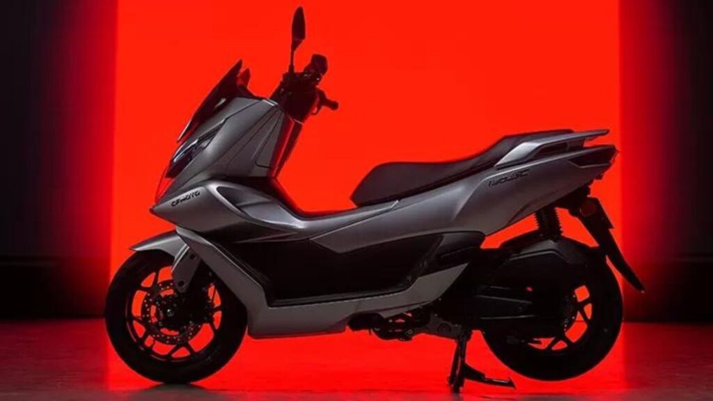CFMoto 150SC em fundo vermelho