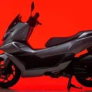 CFMoto 150SC em fundo vermelho