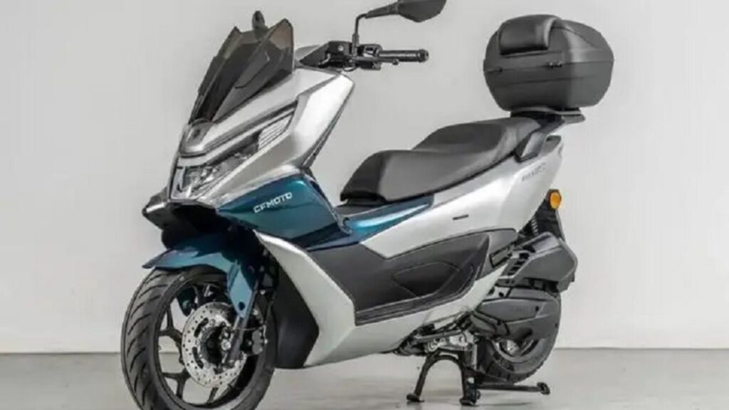 CFMoto 150SC parada na garagem