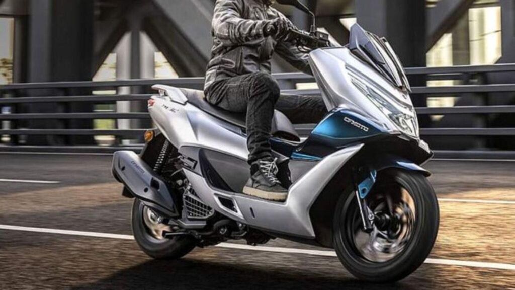 CFMoto 150SC na estrada