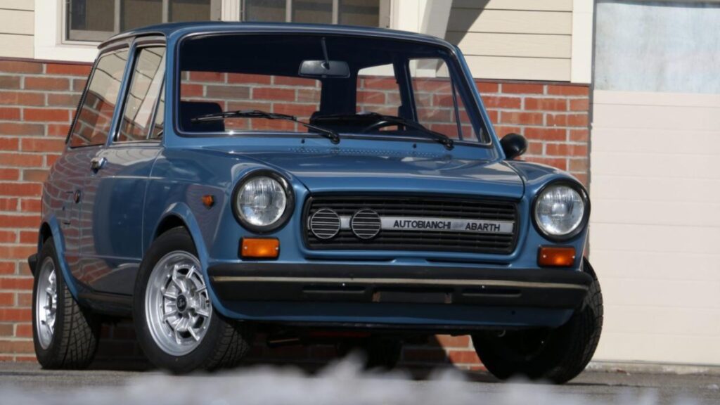 Autobianchi azul na diagonal.