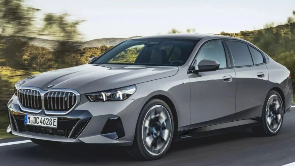 BMW 530e 2025 na estrada