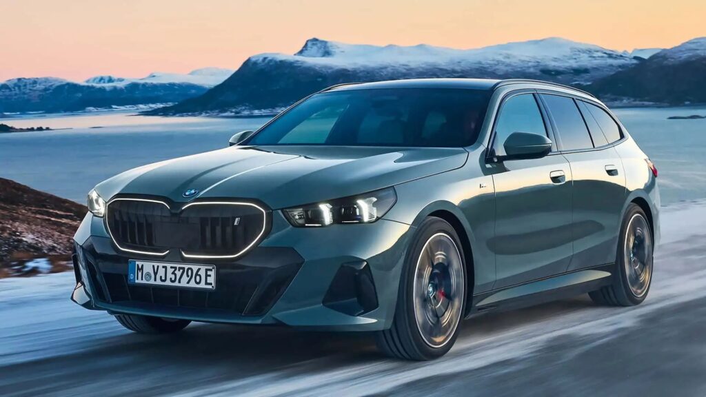 BMW i5 M60 2025 verde na estrada