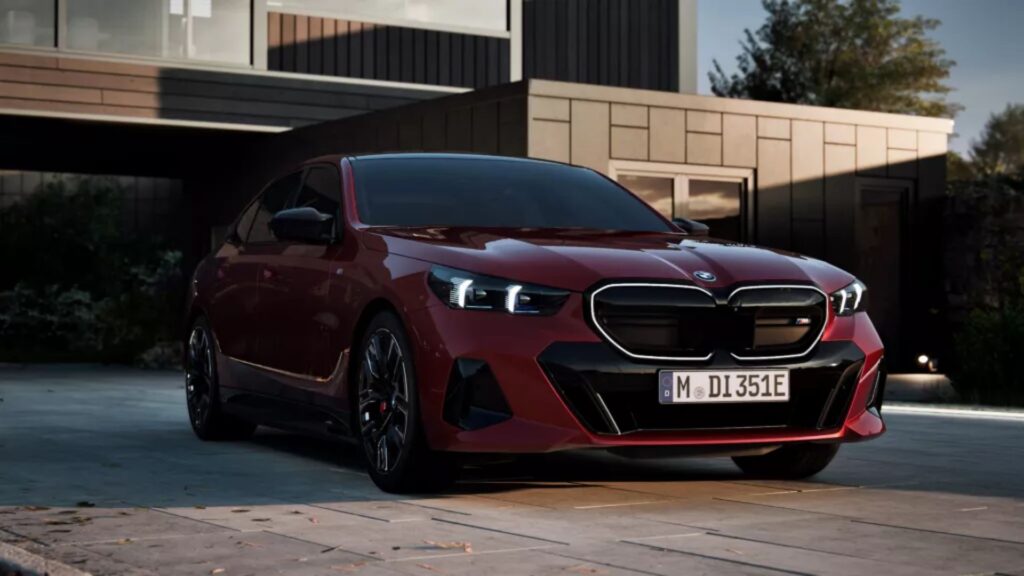 BMW i5 M60 2025 vermelho estacionado