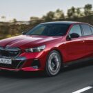 BMW i5 M60 2025 vermelho na estrada