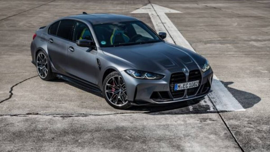 BMW M3 Competition 2025 cinza na diagonal