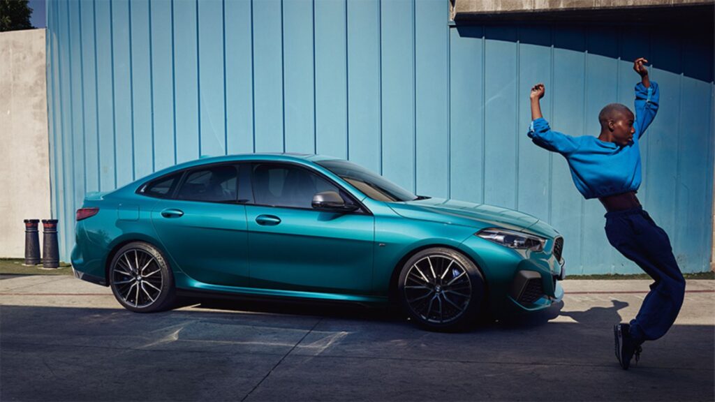 BMW Série 2 Gran Coupe estacionado
