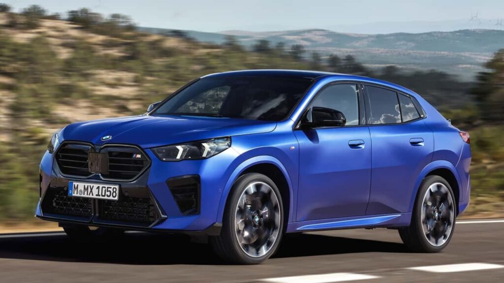 BMW X2 azul na estrada