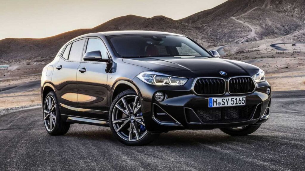 BMW X2 preto na diagonal