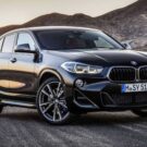 BMW X2 preto na diagonal