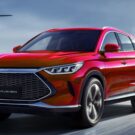 BYD Híbrido vermelho na estrada