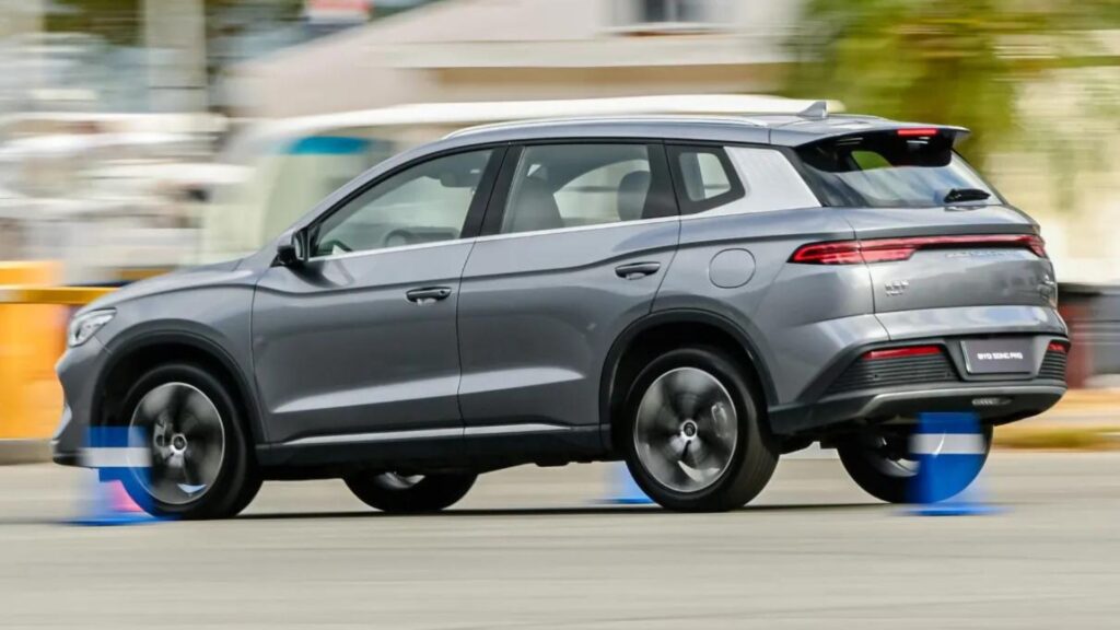BYD Song Pro em pista