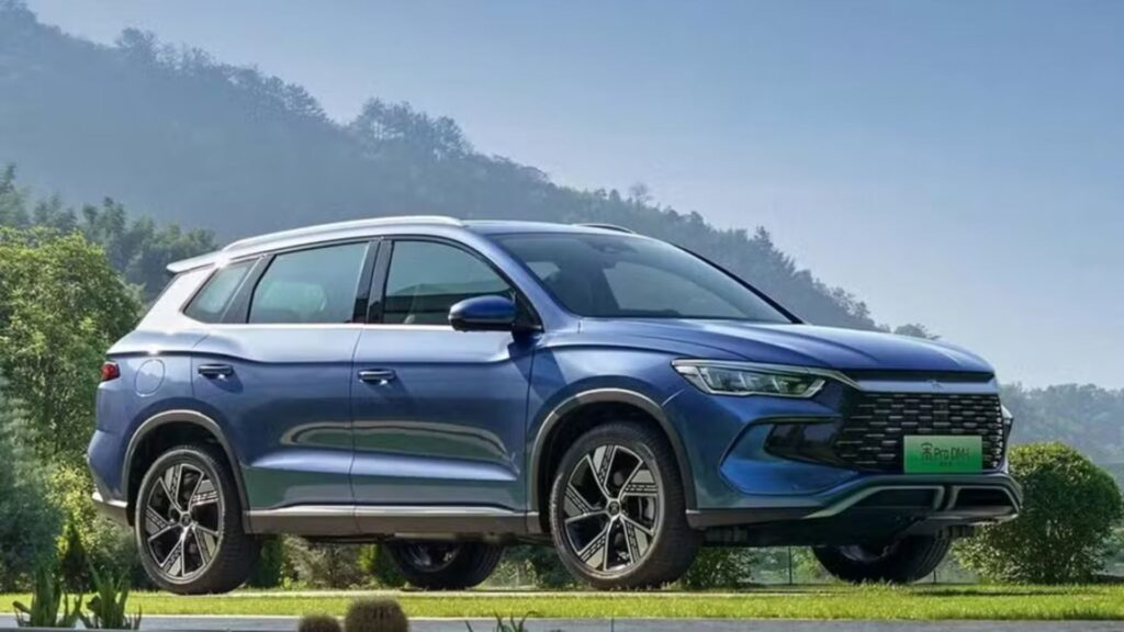 BYD Song Pro azul na grama