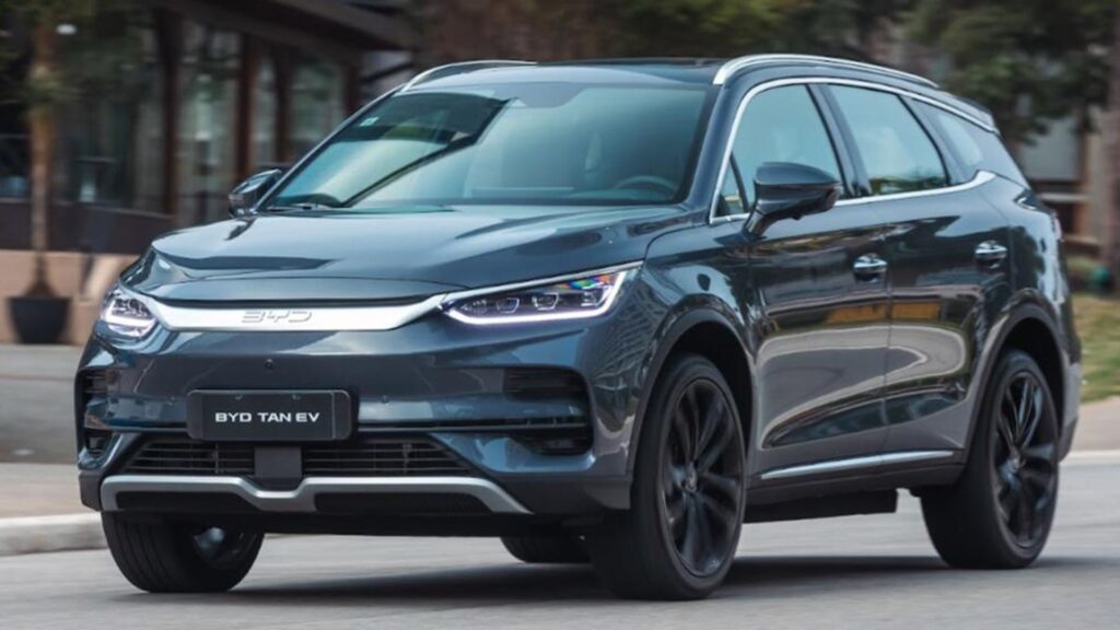 BYD Tan 2025 preto na estrada