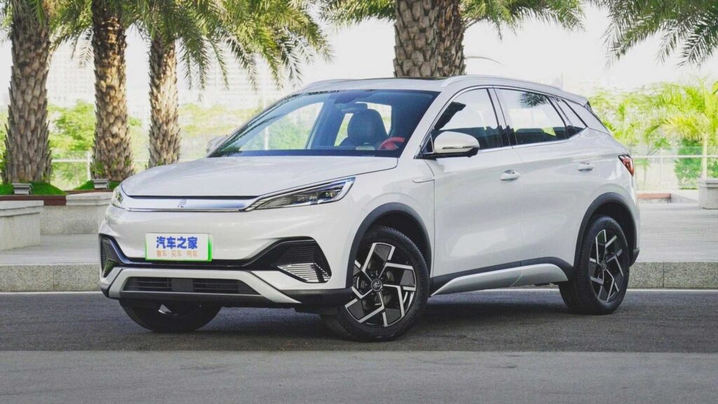 BYD Yan Plus 2025 na diagonal