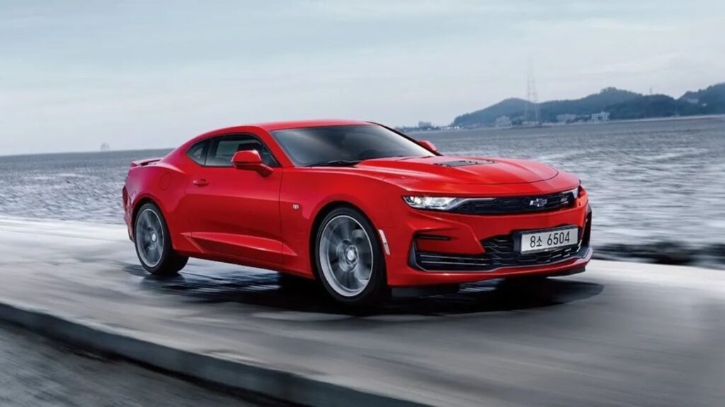 Chevrolet Camaro 2025 vermelho na pista