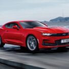 Chevrolet Camaro 2025 vermelho na pista