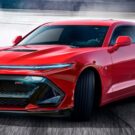 Chevrolet Camaro 2025 vermelho na pista