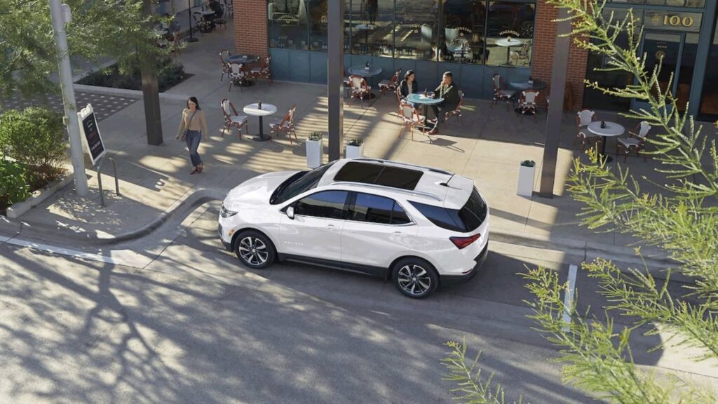 Chevrolet Equinox 2025 branco estacionado
