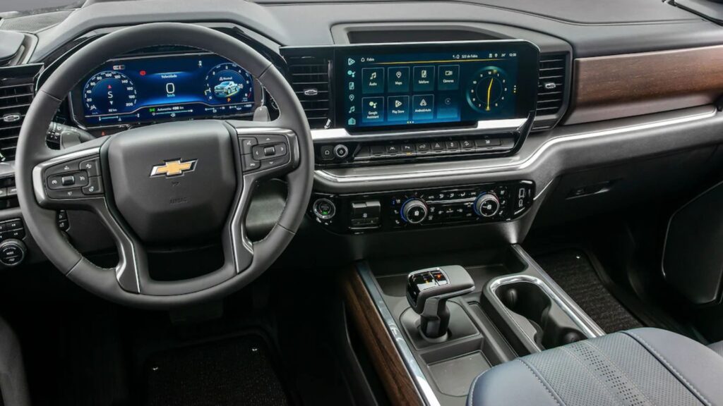 Interna do Chevrolet Silverado 2025