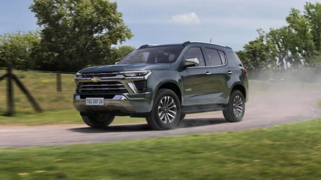 Chevrolet Trailblazer 2025 em estrada de terra
