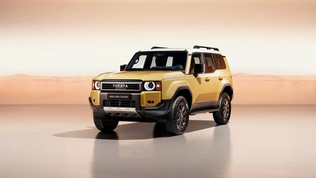 Toyota Land Cruiser 2024 amarelo parado