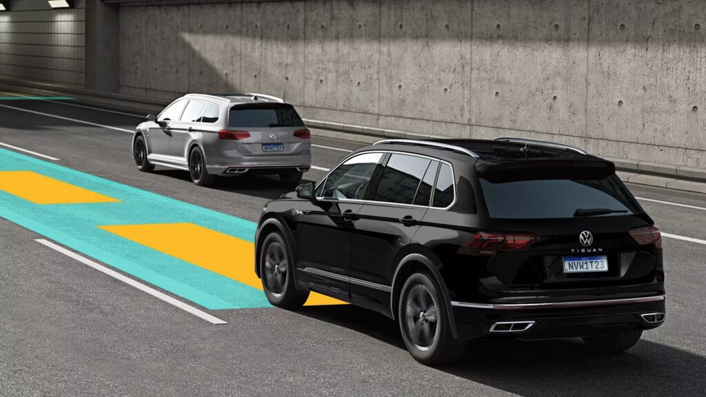Dois VW Tiguan Allspace R-Line 2025 na estrada
